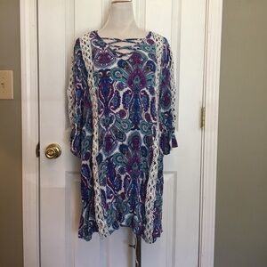 UMGEE WOMEN'S TOP ARTSY PRINT SZ 2X LONG LINE CROCETTE DETAIL RUFFEL CUFFS